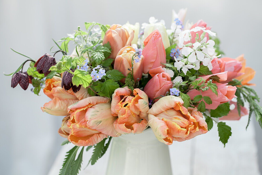 Blumenarrangement mit Tulpen 'Apricot Parrot' und Silberblatt (Lunaria annua)