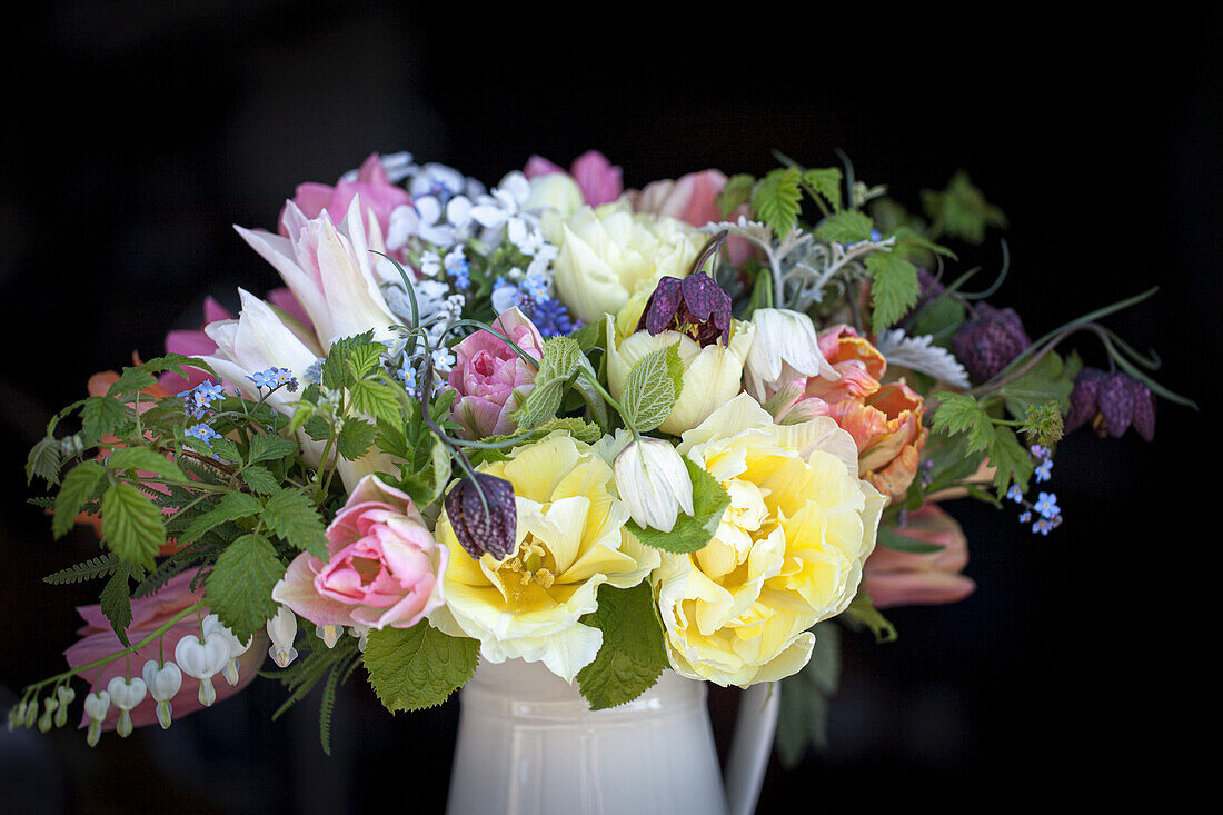 Frühlingsblumenstrauß mit Tulpen und Schachbrettblumen (Fritillaria meleagris)