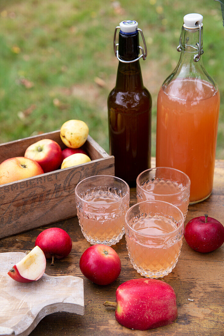 Frisch gepresster naturtrüber Apfelsaft