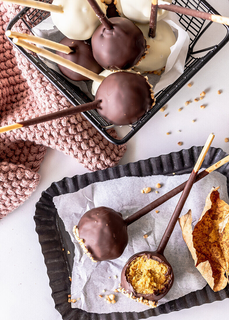 Mikado-Kürbis-Pops mit Schokoglasur