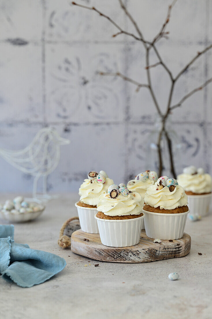 Möhren-Cupcakes mit Frischkäse und Schokoladeneiern