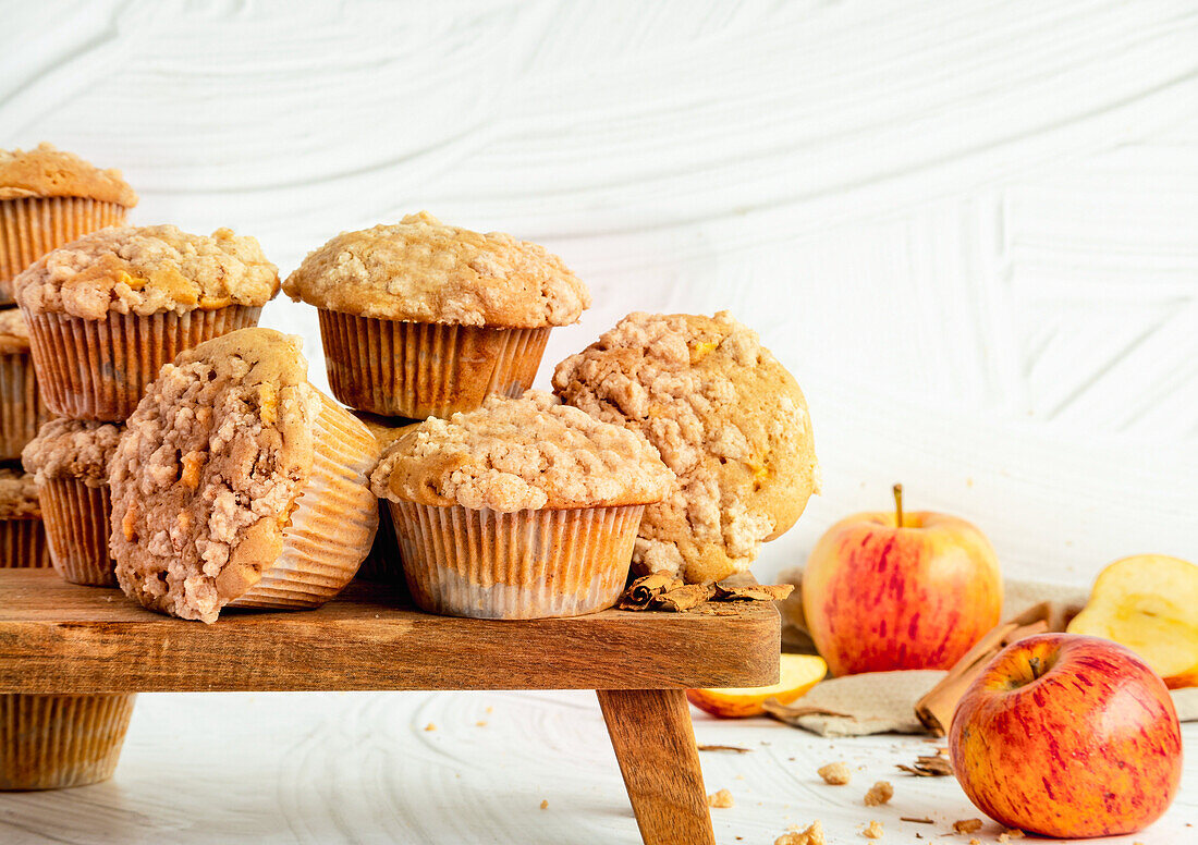 Apple and cinnamon muffins with crumble