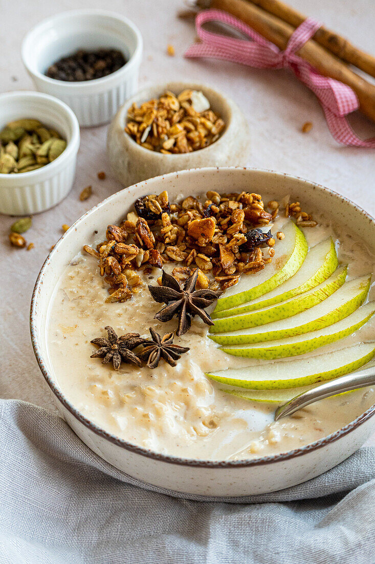 Milchreis mit Birne, Granola und Sternanis