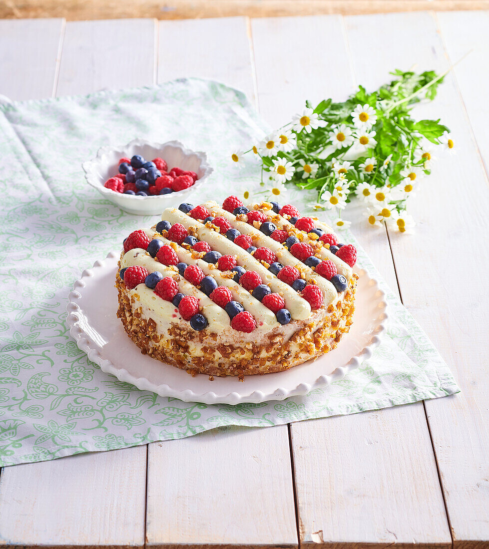 Pistaziencremetorte mit Waldbeeren