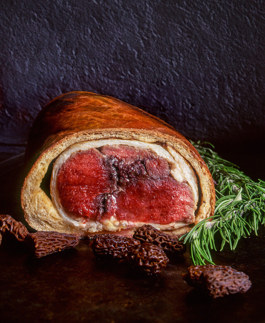 Lammrücken in Dinkelmehlkruste mit Morcheln