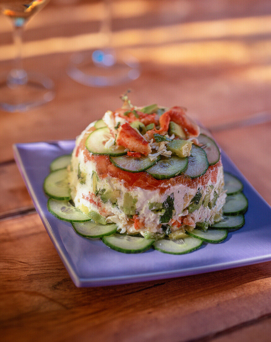 Tatar aus Avocado und Krabbenfleisch mit Schnittlauch und Limette