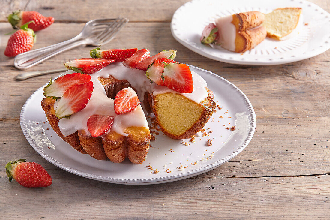 Donut-Kuchen mit Zuckerglaur und Erdbeeren
