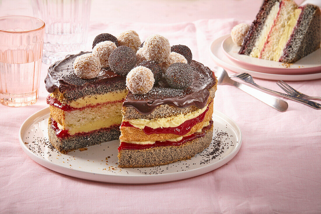 Kokos-Mohn-Kuchen mit Beerenmarmelade