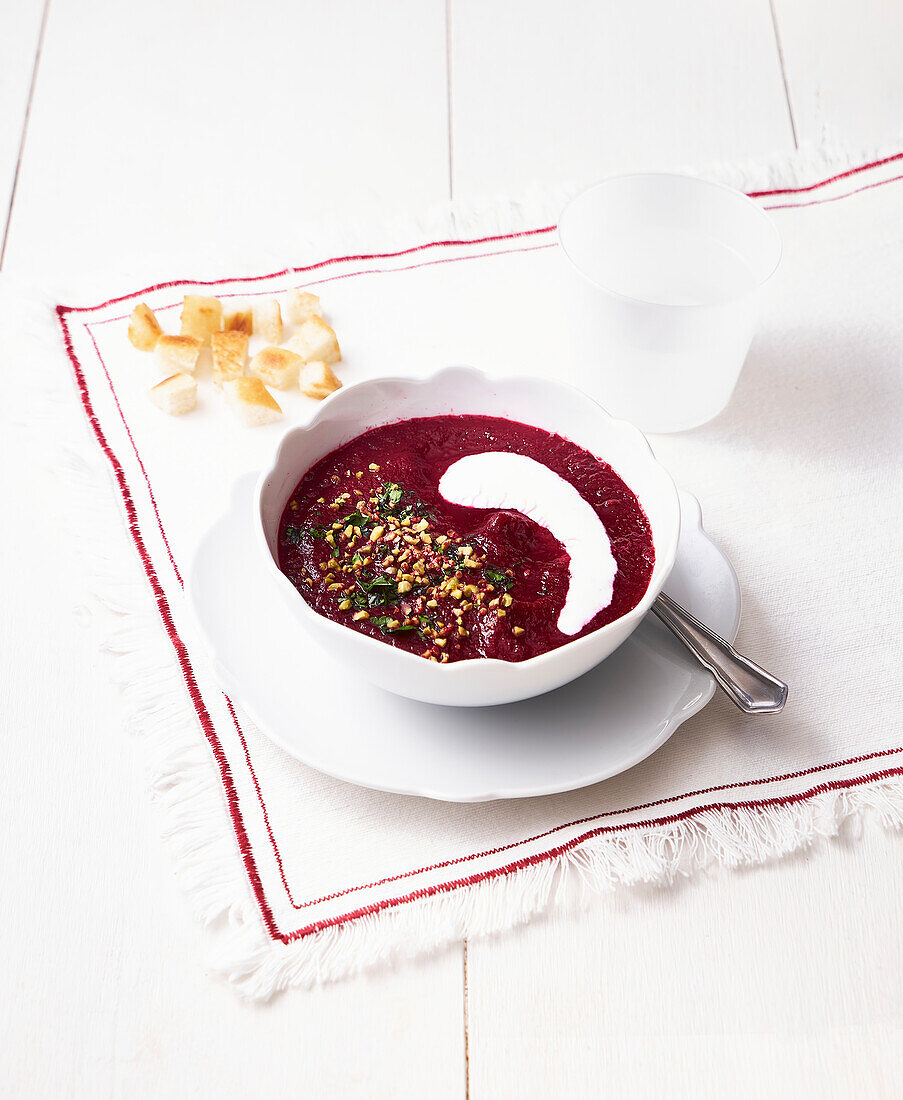 Rote-Bete-Suppe mit Sauerrahm und Kräutern