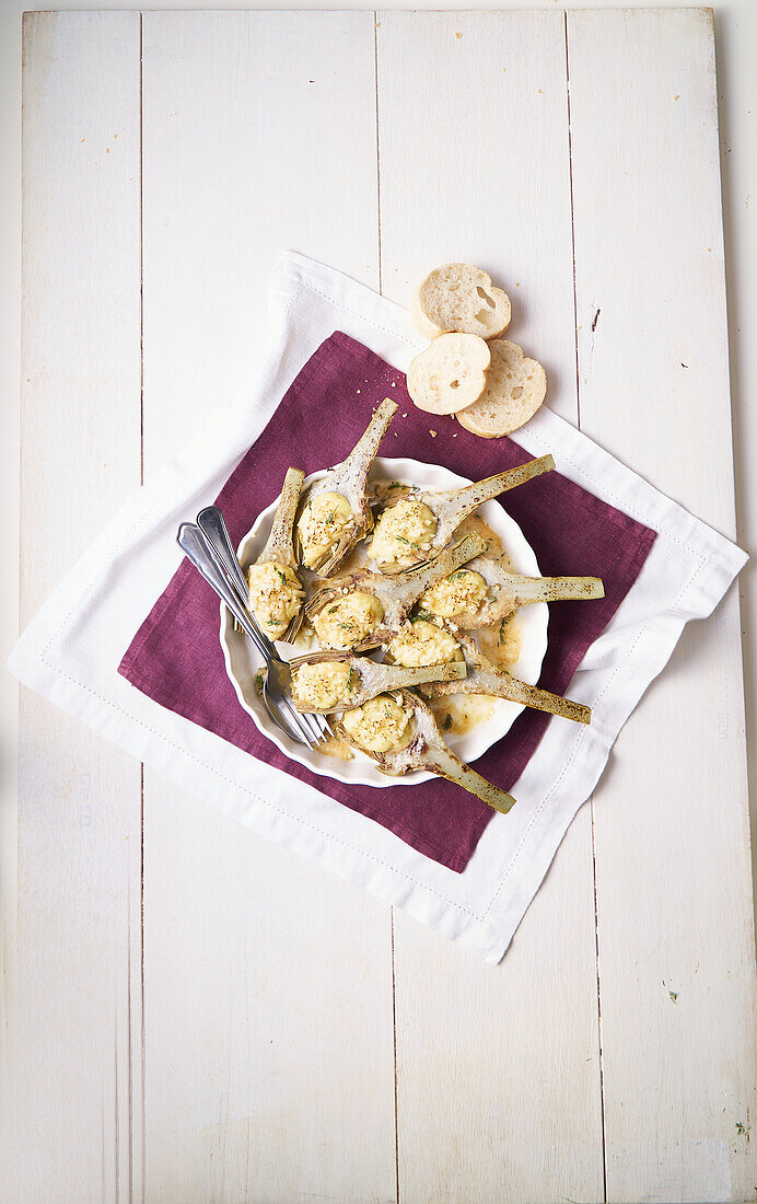 Gratinierte Artischocken mit Béchamelsauce und Baguette