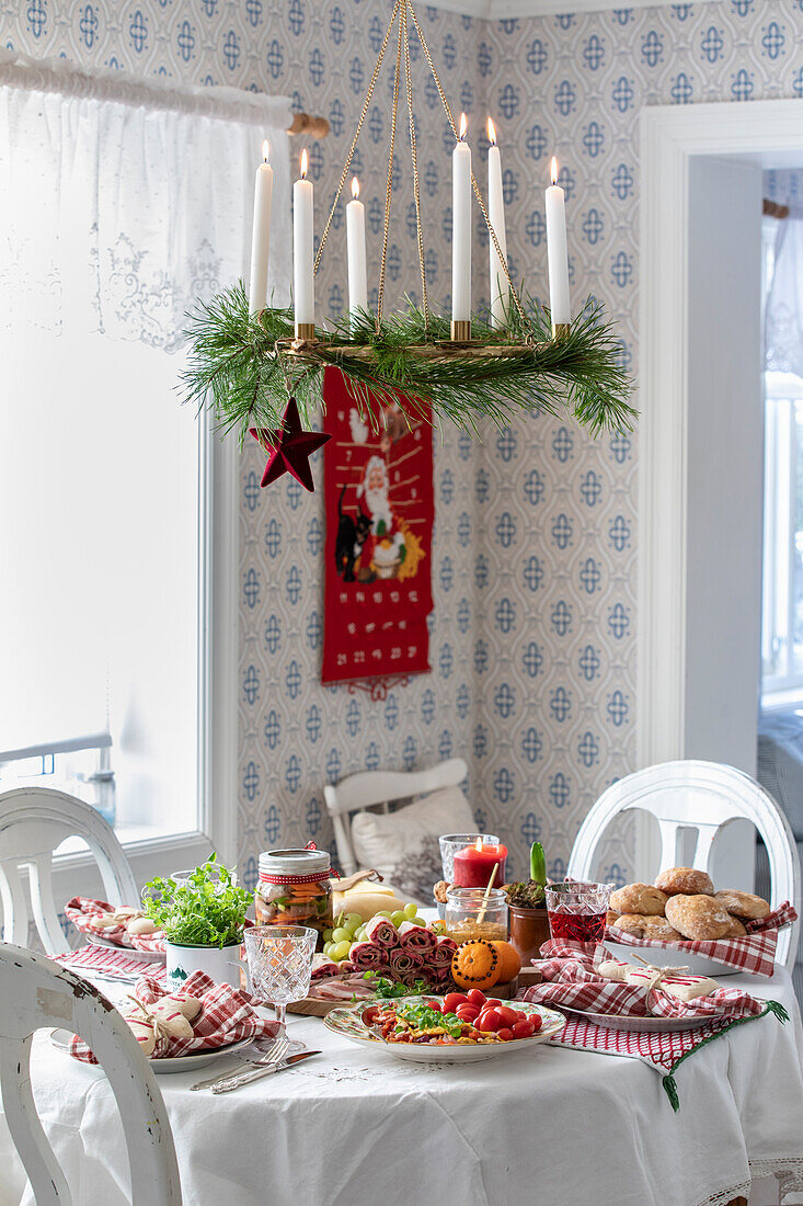 Weihnachtsbrunch auf festlich gedecktem Tisch