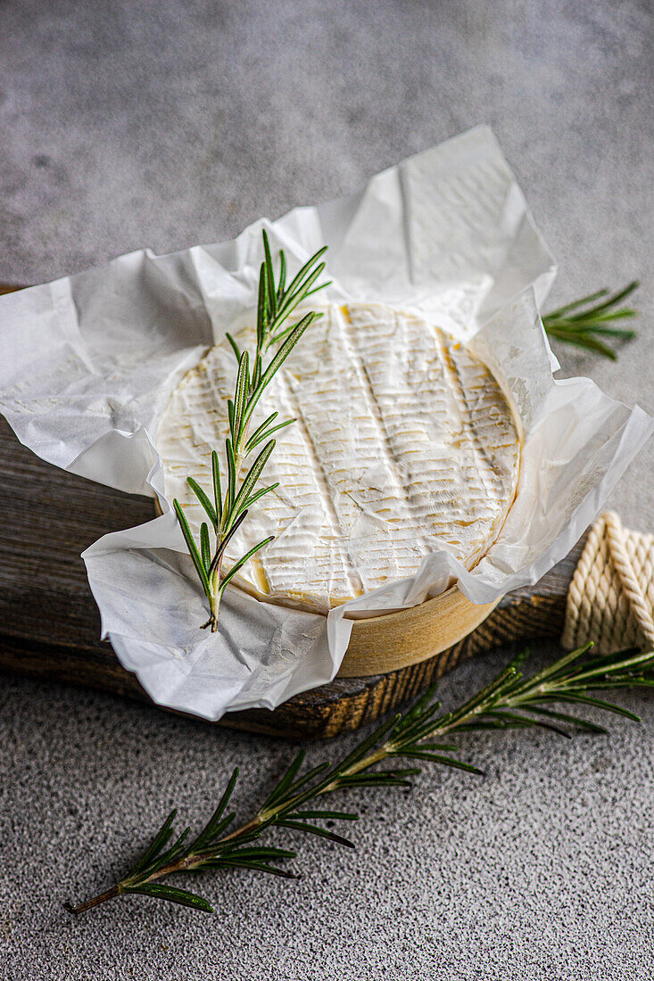 Camembert-Käse mit Rosmarin