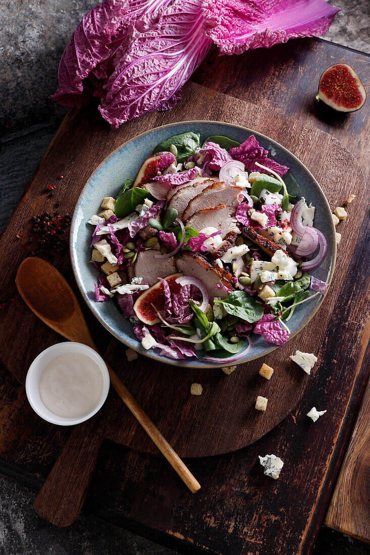 Roter Chinakohlsalat mit Entenbrust, Feigen und Feta