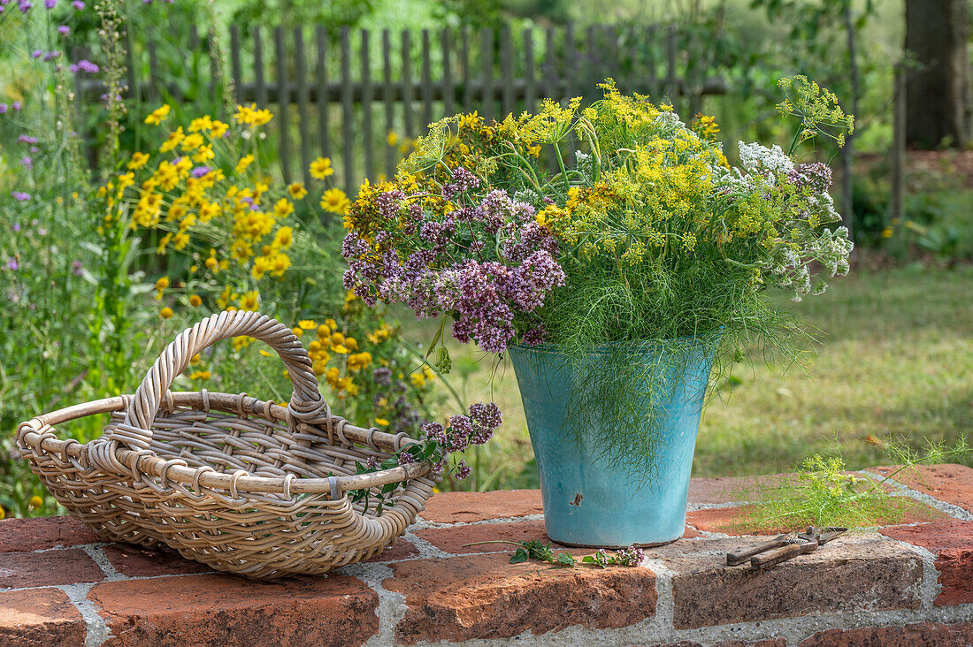 Strauß aus Fenchelkraut (Foeniculum Vulgare), Oregano, Johanniskraut (Hypericum perforatum) und Schafgarbe (Achillea) auf Steinmauer im Garten