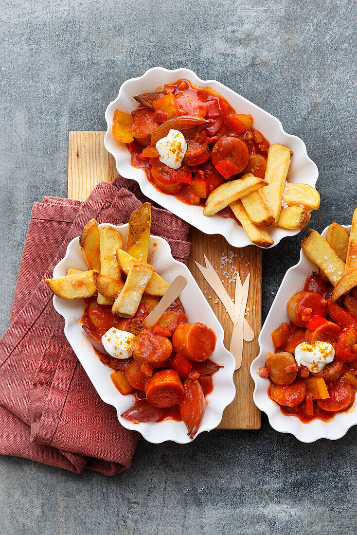 Currywurst-Gulasch mit Pommes