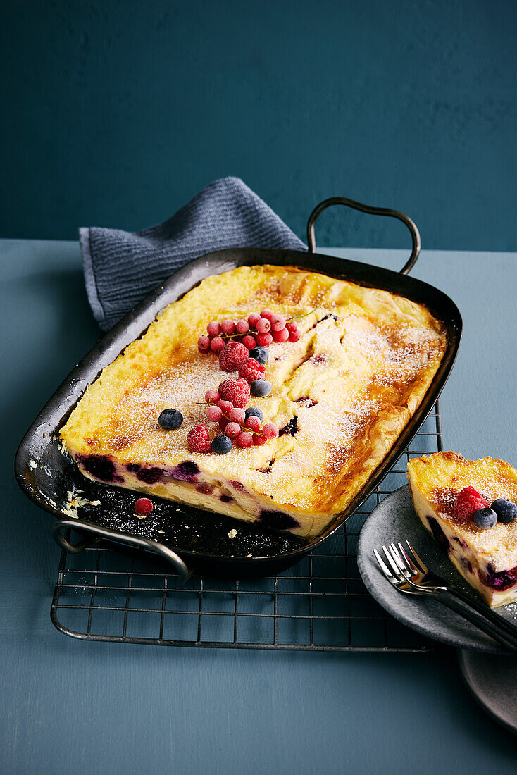 Topfenstrudel mit Beeren