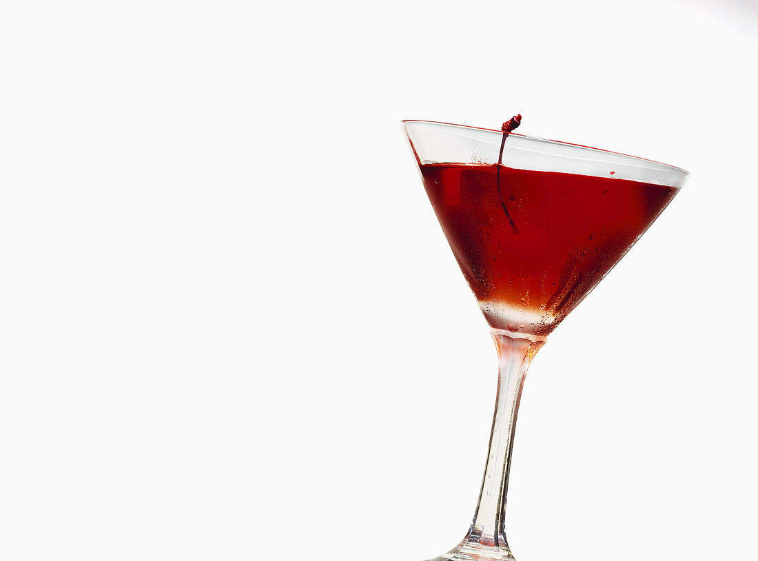 Vermouth-Kirsch-Drink im Cocktailglas