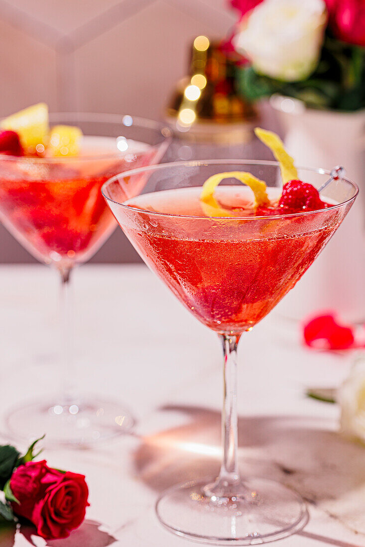 French Kiss Cocktail mit Rotwein und Zitronenzesten