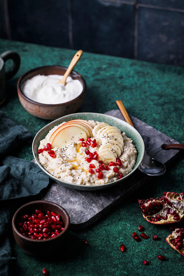 Porridge mit Apfelscheiben, Joghurt und Granatapfelkernen