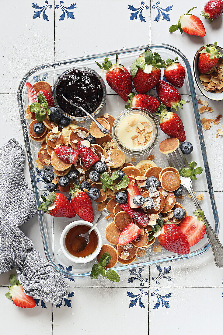 Mini-Pancakes mit frischen Beeren und Ahornsirup