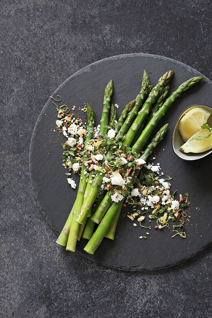 Green asparagus with goat's cheese, walnuts and herbs