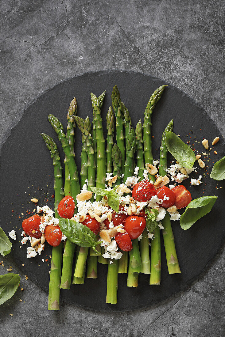 Grüner Spargel mit gerösteten Tomaten, Feta und Pinienkernen