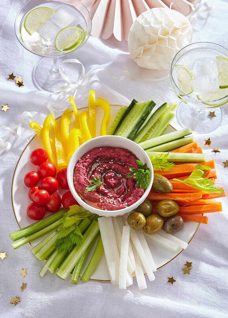 Gemüsesticks mit Rote-Bete-Hummus und Oliven