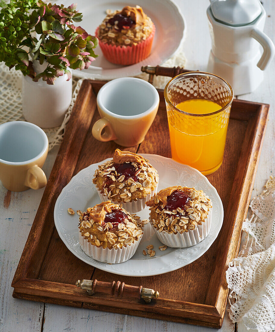 Frühstücksmuffins mit Marmelade und Erdnussbutter