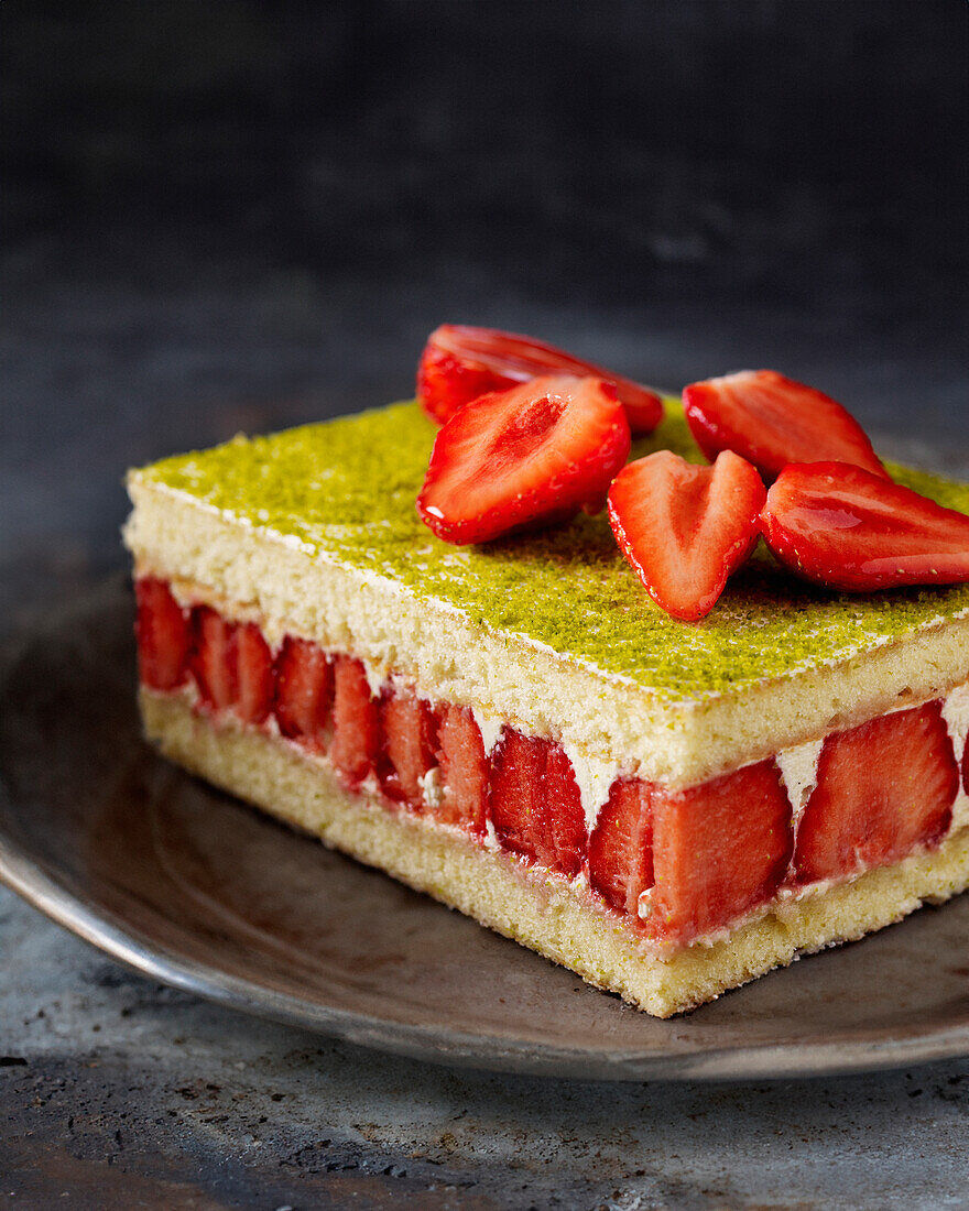 Erdbeerkuchen mit Pistazien und frischen Erdbeerscheiben