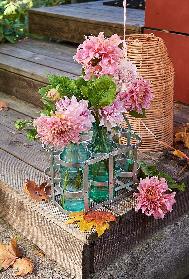 Herbstliche Blumen in Flaschen