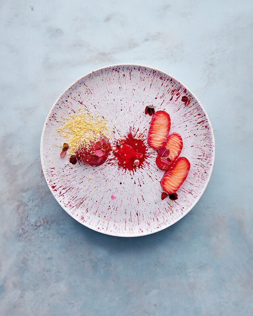 Rote-Bete-Lachs mit Meerrettich und Rosmarin-Crumble