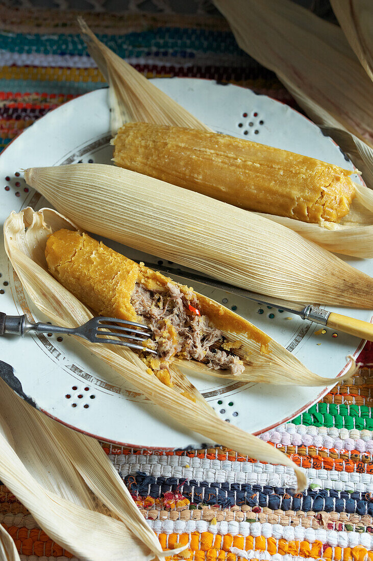 Tamales - Maisteig mit Hackfleischfüllung in Maisblättern