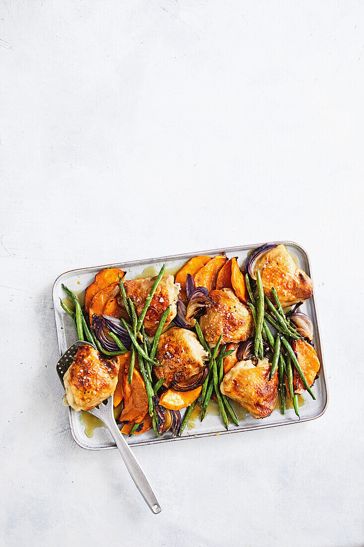 Oven-baked glazed chicken drumsticks with green beans