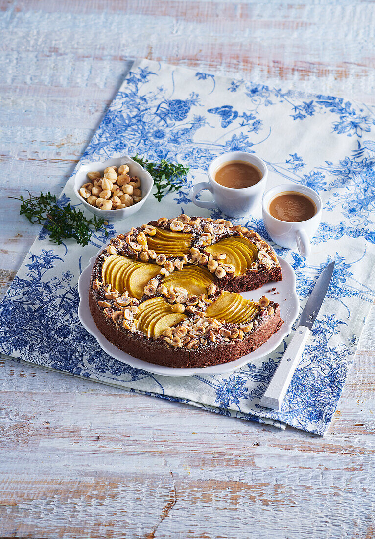 Schokoladenkuchen mit Birnen, Kardamom und Nüssen