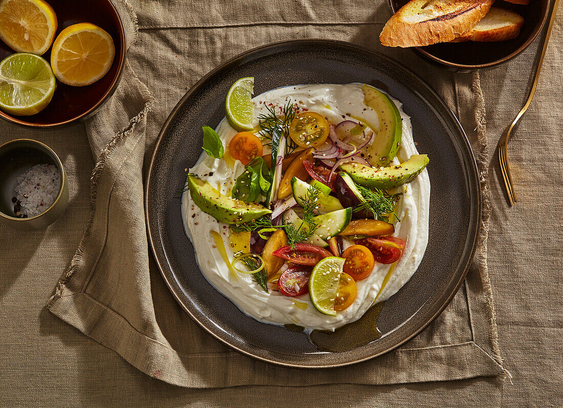 Cremig geschlagener Feta mit Pflaumen, Avocado und Tomaten