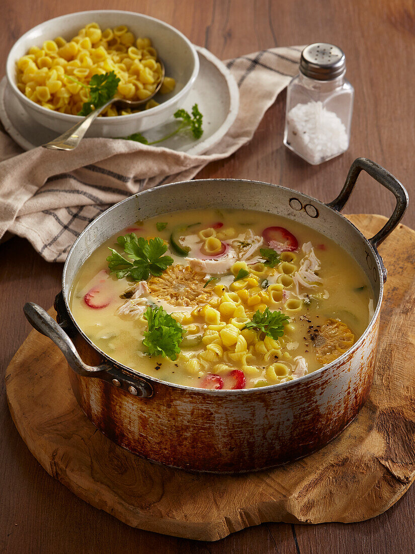 Hühnersuppe mit Nudeln, Mais und Petersilie