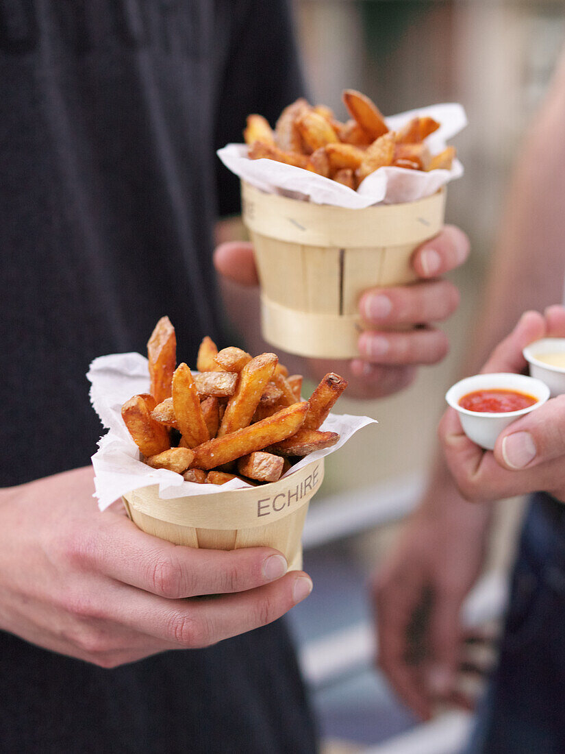 Pommes Frites mit Ketchup und Mayo