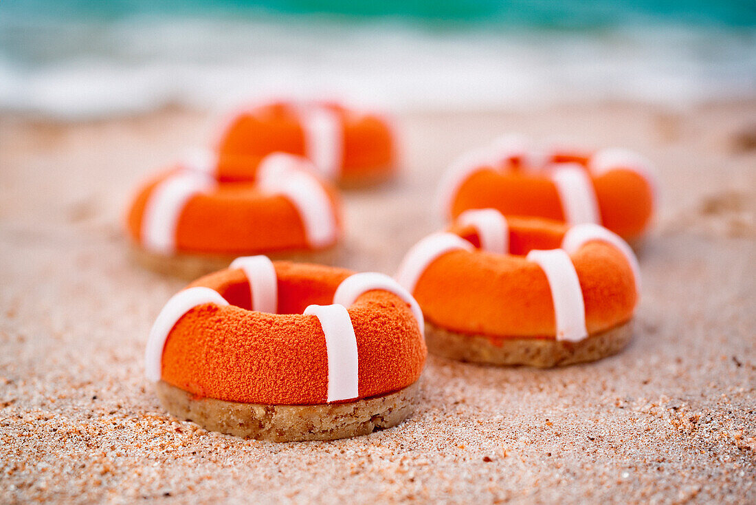 Motivgebäck in Form von Rettungsringen am Strand