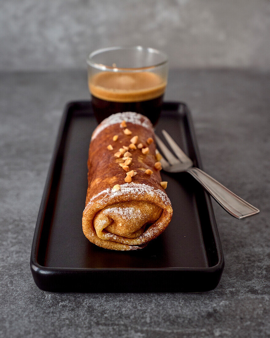 Crêpe mit Pralinenfüllung zum Espresso