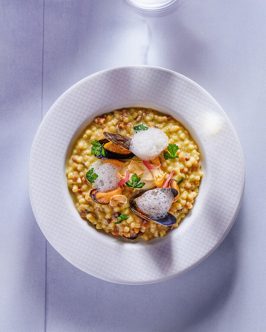 Fregola Sarda Risotto mit Bouchot-Muscheln und Meeresfrüchten