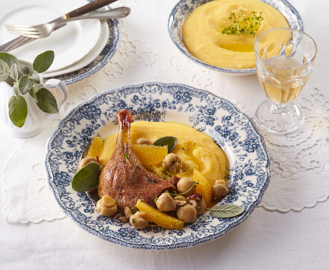 Entenkeule mit Polenta, Haselnüssen und Orangen