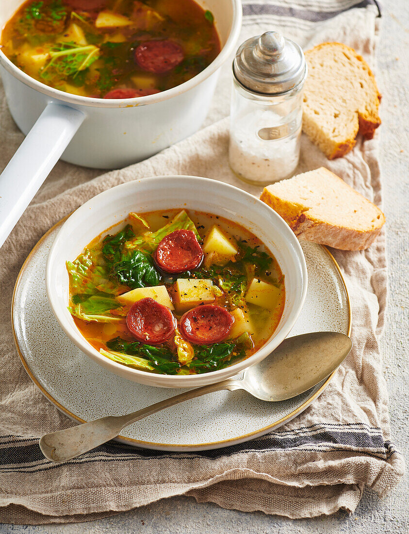 Portugiesische Caldo-verde Suppe mit Chorizo und Kohl