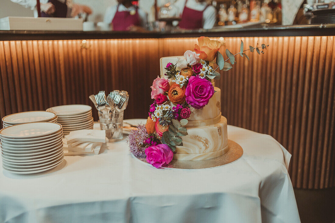 Cake decoration with fresh flowers at a wedding reception