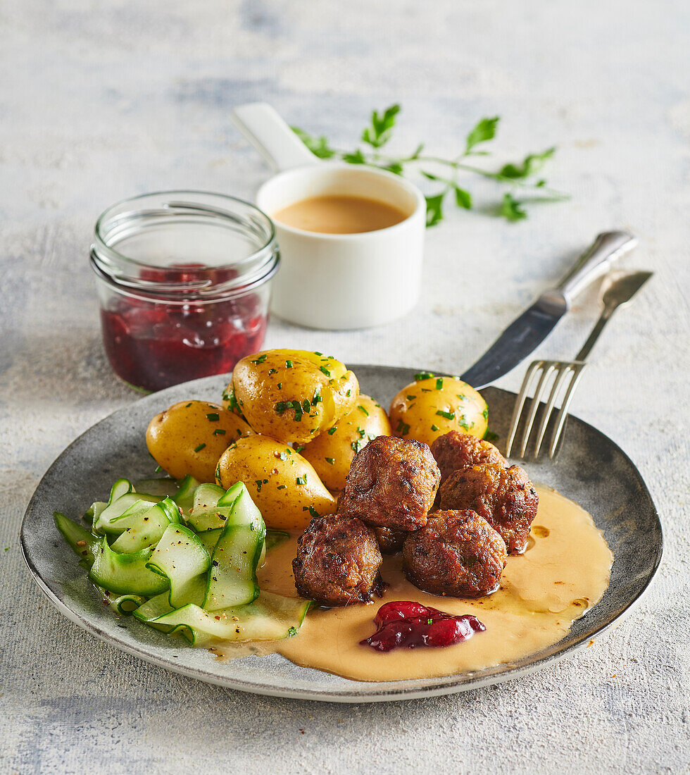 Schwedische Fleischbällchen mit Kartoffeln und Preiselbeermarmelade