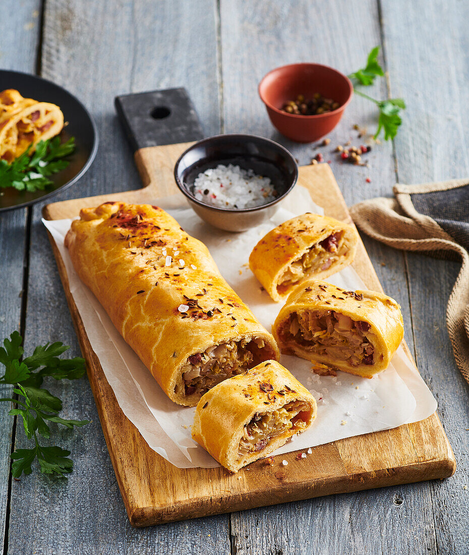 Bierstrudel gefüllt mit Olmützer Quargel und Kraut