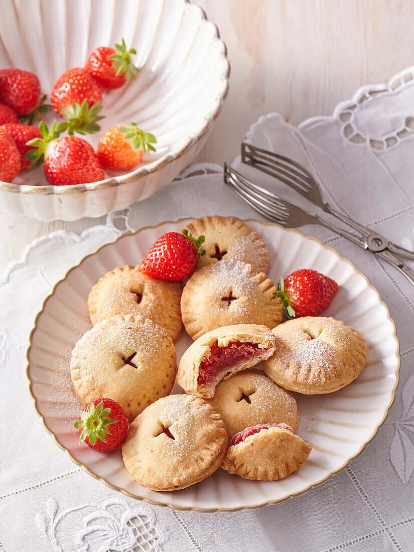 Erdbeertaschen mit Frischkäsefüllung und frischen Erdbeeren