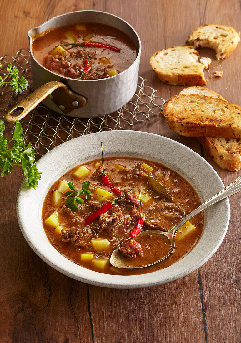 Rindergulaschsuppe mit Kartoffeln und Chili