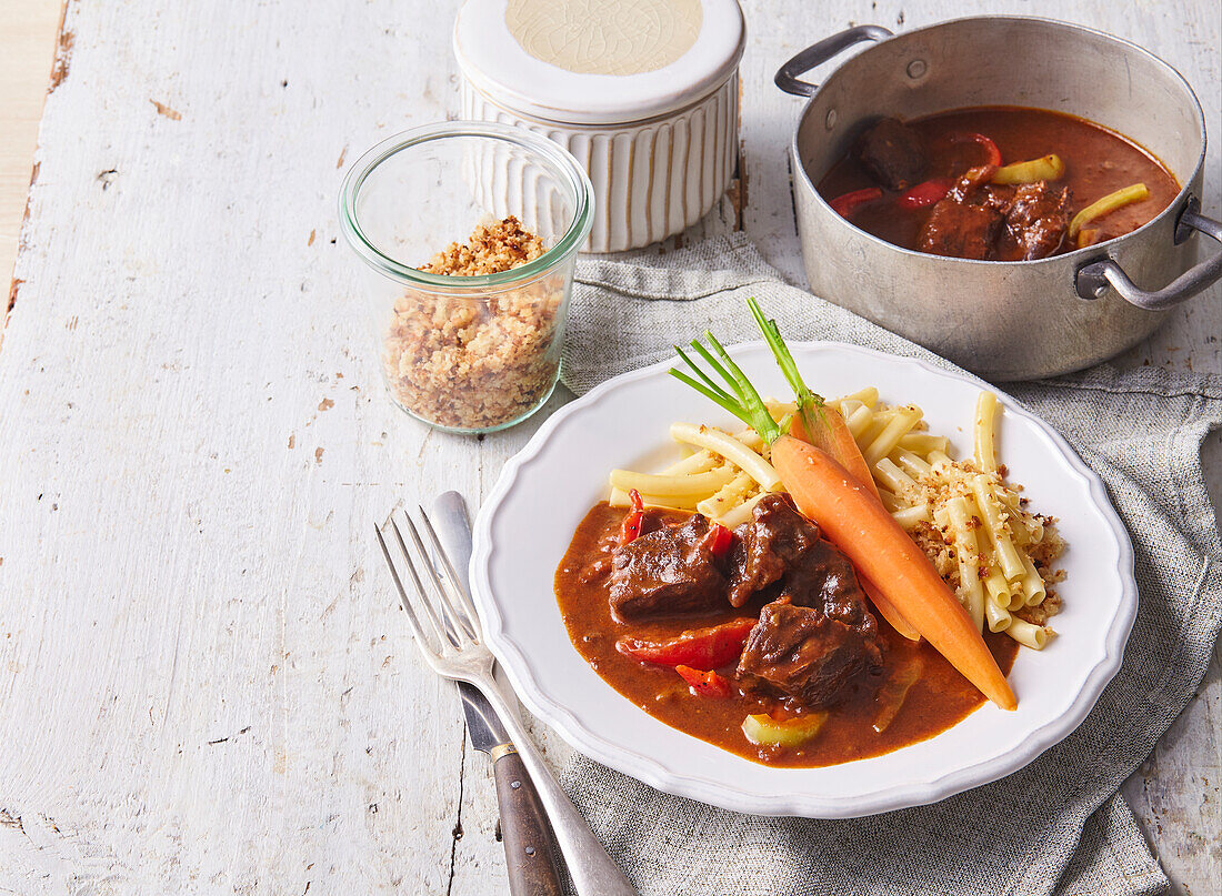 Rindergulasch mit Maccheroni und Gemüsebeilage