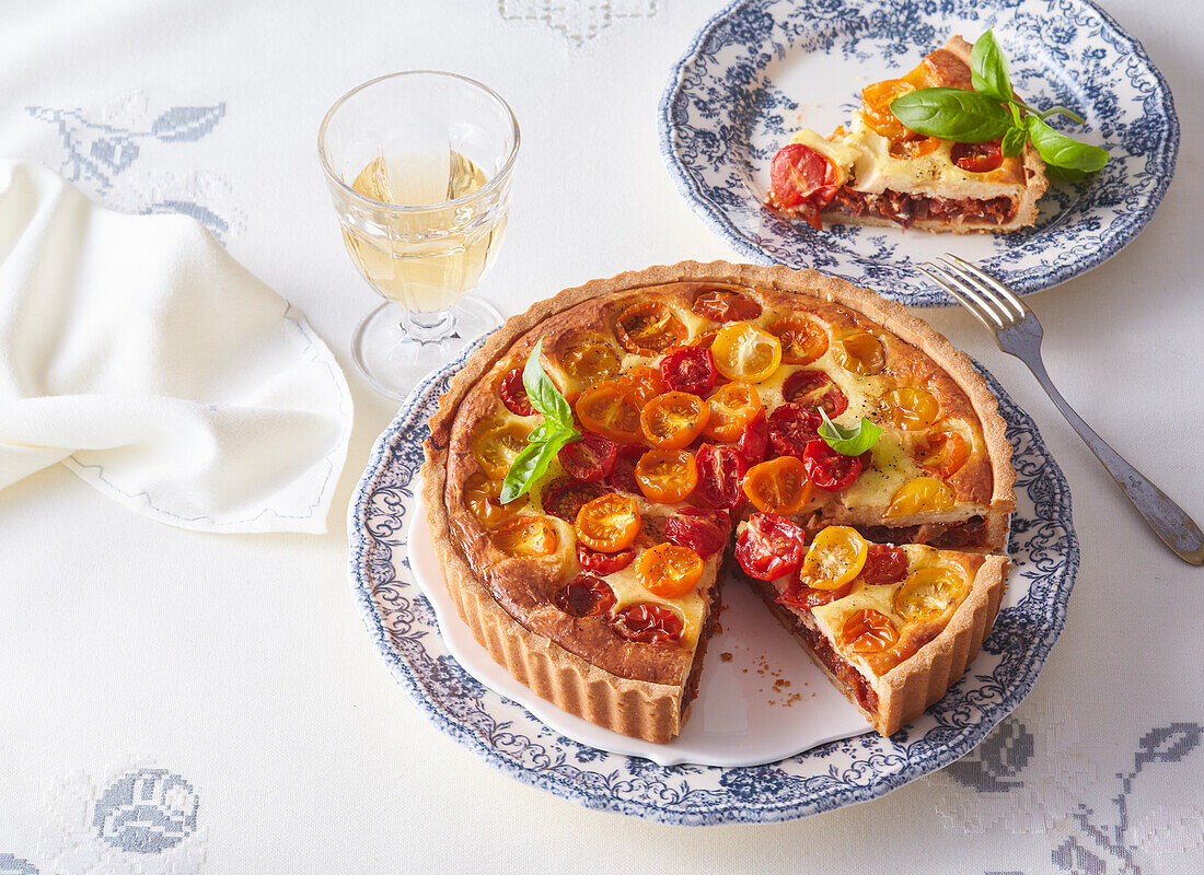 Quiche mit drei Käsesorten und bunten Tomaten