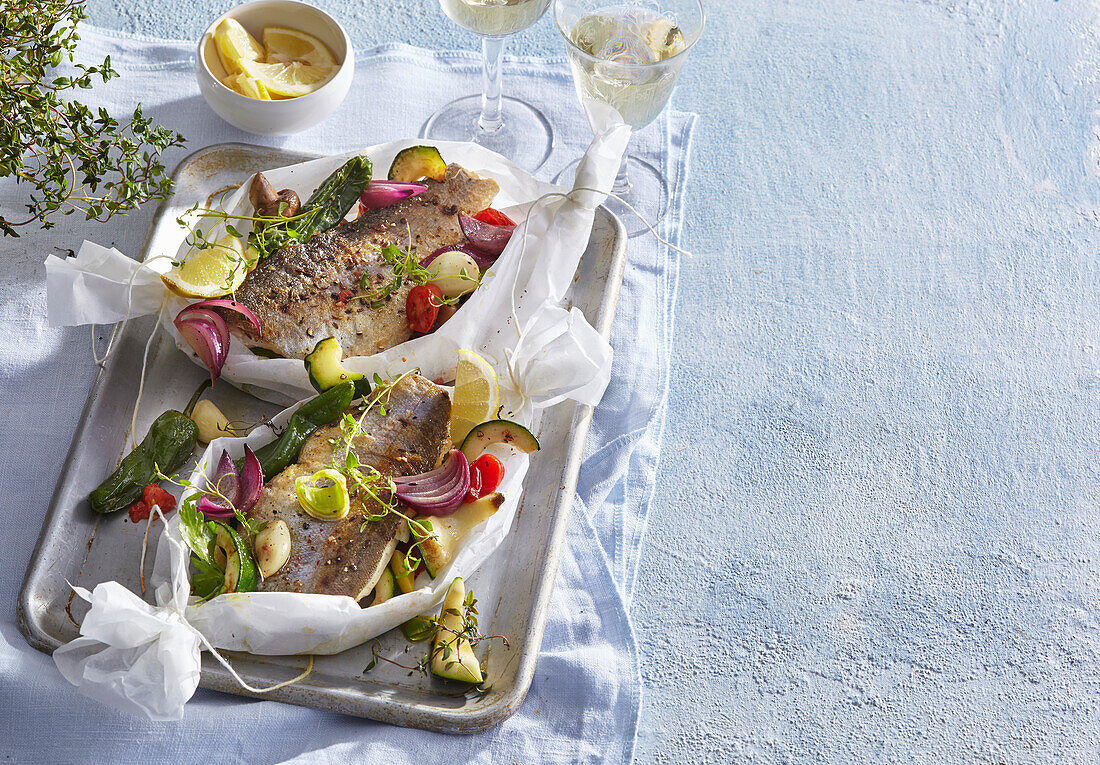 Gebackene Forelle en Papillote mit Gemüse und Kräutern